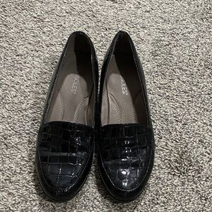 AEROSOLES Black Croc-Embossed Loafers